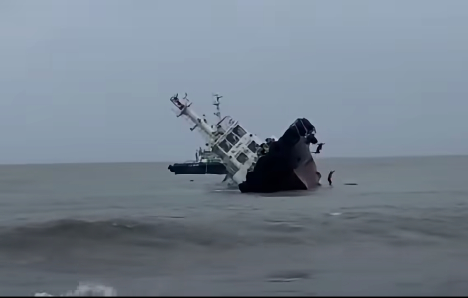 Tugboat lumubog sa Zambales; 10 crew nakaligtas