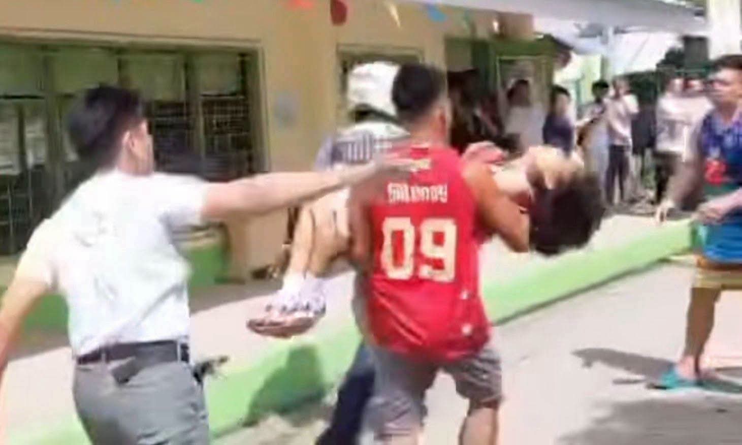 Pulis na nagpabaya sa baril sa school shooting, tuluyang sinibak
